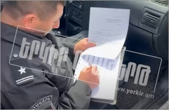 Գյուրիում  ՔՊ թեկնածու Սարիկ Մինասյանի շտաբ են մտնում մարդիկ և դուրս գալուց հետո շտապում ընտրության (տեսանյութ)